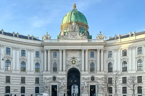 Majestatyczny Hofburg zaprasza na zwiedzanie. Wspaniała architektura i zielona kopuła zachwycają.