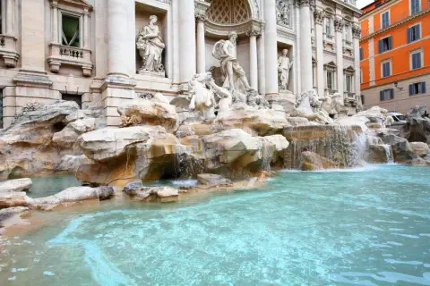 Fontana di Trevi, un capolavoro barocco. Vicino, scopri piazze incantevoli e vicoli storici, un vero tesoro da esplorare.