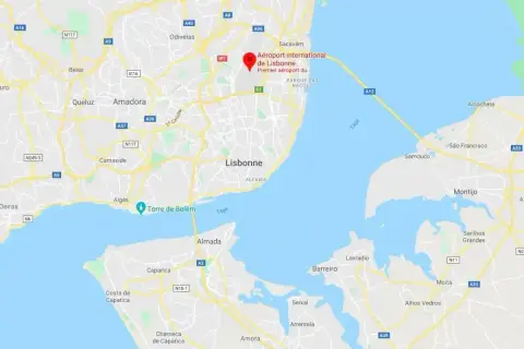 Mapa pokazuje lotniska w Portugalii, ze szczególnym uwzględnieniem międzynarodowego lotniska w Lizbonie.