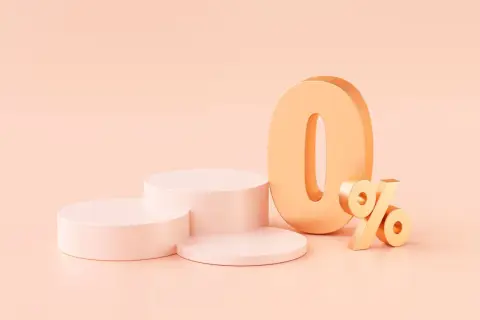 Złote cyfry "0%" na pastelowym tle, obok okrągłych podium. Idealna oferta na raty 0%.