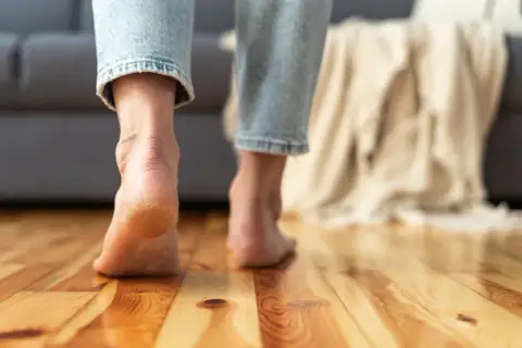 Pieds nus sur un plancher de bois chauffant, le confort est palpable. Le coût d'un plancher chauffant est vite oublié face à cette sensation.