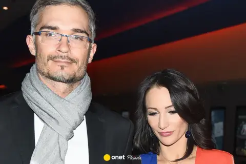 Mąż Justyny Steczkowskiej, w okularach i szarym szalu, u boku artystki.