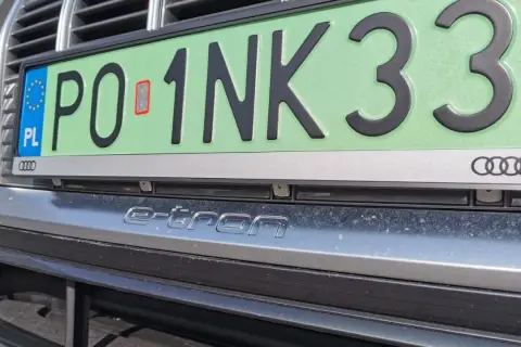 Zielone tablice rejestracyjne w Polsce oznaczają pojazdy elektryczne. Ten Audi e-tron ma numer PO 1NK33.