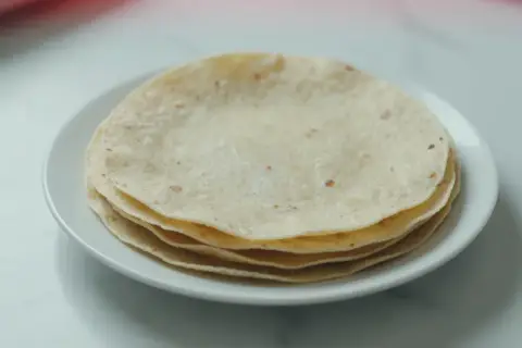 Placki tortilla oryginalny przepis na talerzyku. Idealne do wrapów i quesadilli.