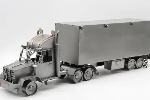 Metalowy model tira z naczepą. Zastanawiasz się, ile wysokości ma tir z naczepą? Ten model pokazuje jego imponujące gabaryty.