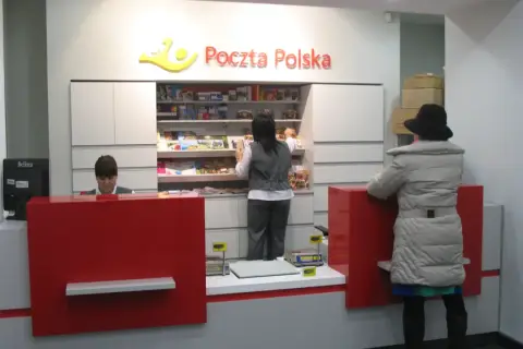 W placówce Poczta Polska Global Express klienci obsługiwani są przy czerwonych ladach.
