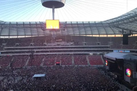 Koncert na Narodowym. Tłum ludzi na płycie, trybuny pełne. Może to jedne z najgorszych miejsc na stadionie narodowym, bo daleko od sceny.