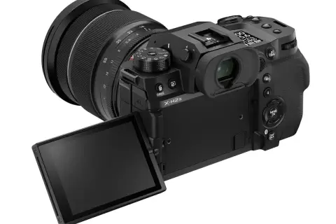 Aparat Fujifilm X-H2S z obiektywem, uchylnym ekranem i widocznymi przyciskami sterowania.
