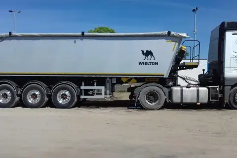 Ciągnik siodłowy z naczepą Wielton na pusto waży ok. 15-18 ton.