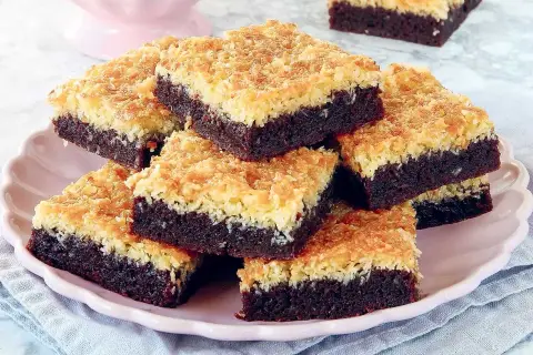 En stapel chokladkakor med kokostäcke, perfekta enkla bakverk för fikat.