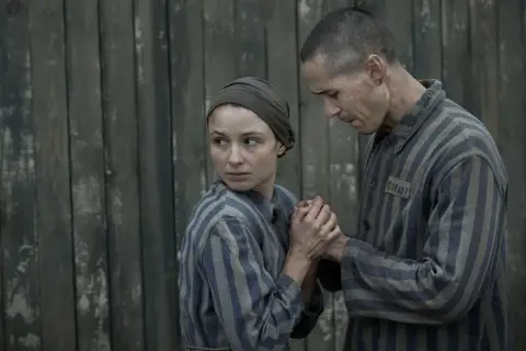 Para z obozowego serialu "Tatuażysta z Auschwitz" trzyma się za ręce.