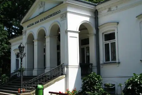 Muzeum Jana Kochanowskiego w Czarnolesie – jedna z głównych atrakcji regionu. Biały dworek z kolumnami i schodami.