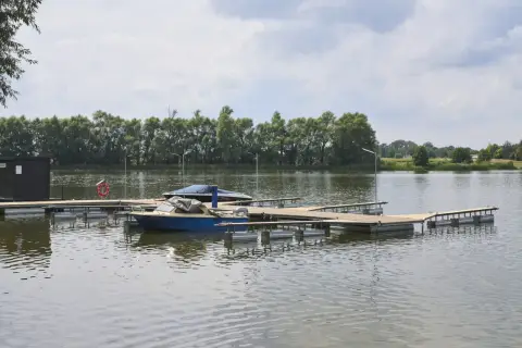 Drewniany pomost na stawie, idealny do cumowania łodzi. Zastanawiasz się, jak zrobić pomost na stawie? Oto przykład.