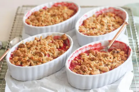 Crumble z rabarbarem: Idealny przepis i sekret chrupiącej kruszonki