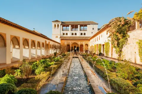 Ogród z fontannami i arkadowymi krużgankami. To piękny widok na Alhambra, gdzie jest raj dla oczu.