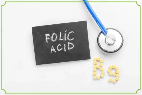 Kwas foliowy, znany jako witamina B9, jest ważny dla zdrowia mężczyzn. Stetoskop i tabletki sugerują troskę o zdrowie.