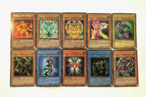 Kolekcja kart Yu-Gi-Oh! z potężnymi potworami jak Exod, Magician i Elemental Hero.
