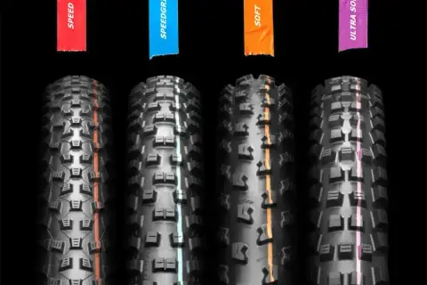 Cztery opony rowerowe z różnymi bieżnikami: SPEED, SPEEDGRIP, SOFT, ULTRA SOFT. Pomaga to zrozumieć, jak czytać rozmiar opon.