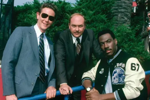 Gliniarz z Beverly Hills obsada: Eddie Murphy, Judge Reinhold i John Ashton pozują do zdjęcia.