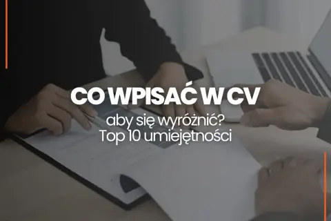 Ręce przeglądają CV, szukając kluczowych umiejętności, takich jak leadership, by wyróżnić się na rynku pracy.