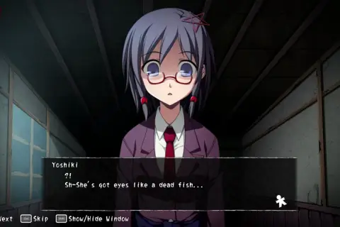 Dziewczyna z okularami i gwiazdką we włosach, w mrocznym pokoju. W tle tekst: "Sh-She's got eyes like a dead fish...", sugerujący klimat corpse party.