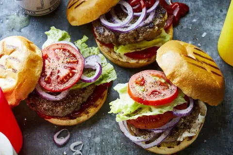 Co pasuje do hamburgera? Klasyczne i nietypowe dodatki