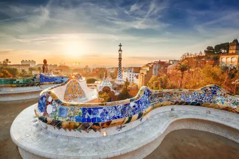 Bancos de mosaico coloridos en el Parque Güell, ideal para planificar qué ver en Barcelona en 3 días.