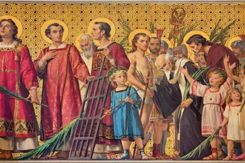 Grupa świętych, w tym dzieci, z palmami i atrybutami męczeństwa. Wśród nich polscy święci, symbolizujący wiarę i odwagę.