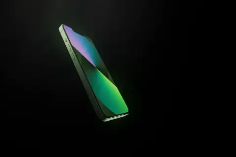 Zielony iPhone 13 w locie, idealny do uchwycenia każdej chwili. Poznaj jego wymiary.