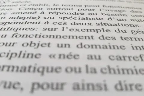 Fragment tekstu w języku francuskim, opisujący termin "née au carrefour" (narodzony na skrzyżowaniu) w kontekście naukowym, np. w dziedzinie informatyki.