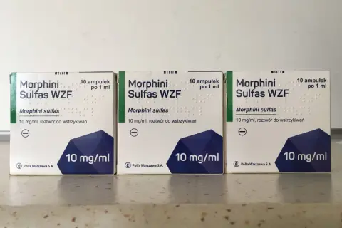 Trzy opakowania leku Morphini Sulfas WZF, zawierające roztwór morfiny do wstrzykiwań, każdy po 10 mg/ml.