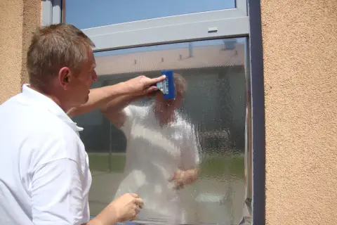 Jak zrobić lustro weneckie? DIY folią krok po kroku i unikaj błędów