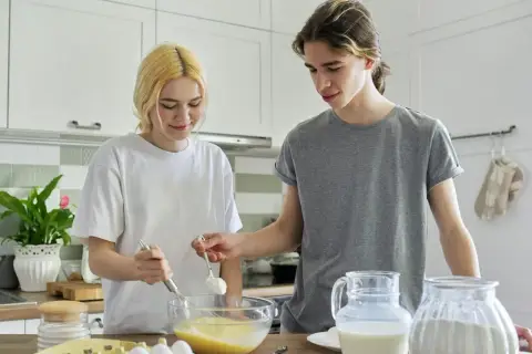 180 g cukru bez wagi? Sprawdź, ile to szklanek i łyżek!
