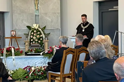 Uroczystość pogrzebu świeckiego z mową celebransa i wieńcami.