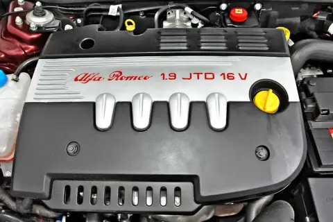 Silnik Alfa Romeo 1.9 JTD 16V. Zastanawiasz się, ile kosztuje robocizna wymiany silnika?