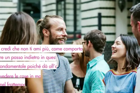 Un uomo ferito in amore, come si comporta? Un gruppo di amici ride, forse lui cerca di nascondere il suo dolore.