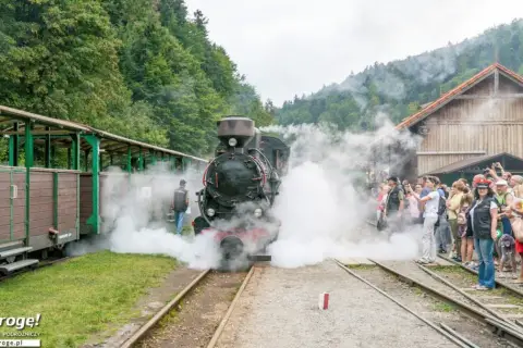Para, parowozy i uśmiechnięte twarze – to idealne bieszczady z dziećmi. Rodziny z dziećmi podziwiają zabytkowy pociąg parowy.