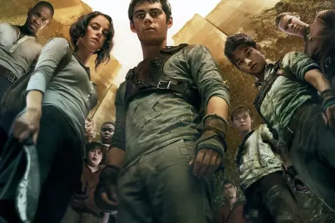 Więzień labiryntu obsada: Dylan O'Brien, Kaya Scodelario i inni młodzi bohaterowie patrzą w górę, gotowi na wyzwania.