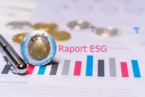 Długopis i szklana kula z panoramą miasta na wykresie słupkowym, obok napisu "Raport ESG". Analiza danych finansowych i społecznych.