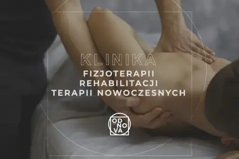Fizjoterapeuta masuje plecy pacjenta, łagodząc napięcie mięśni. Klinika Fizjoterapii i Rehabilitacji.