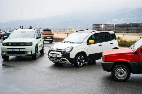 Nowe modele Fiat Panda 2025 obok starszych generacji.