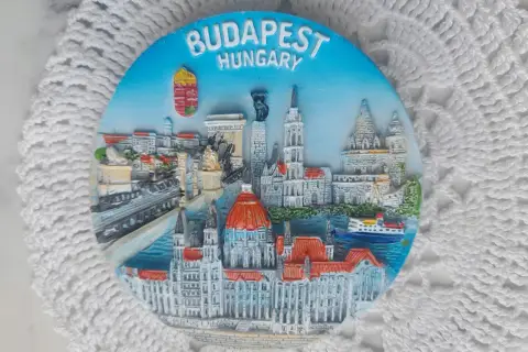 Magnes z panoramą Budapesztu, przedstawiający Parlament i inne zabytki. Zastanawiasz się, ile kosztuje magnes w Budapesztu?