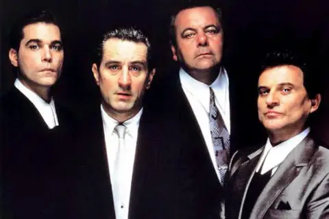 Chłopcy z ferajny obsada: Ray Liotta, Robert De Niro, Paul Sorvino i Joe Pesci w eleganckich garniturach.
