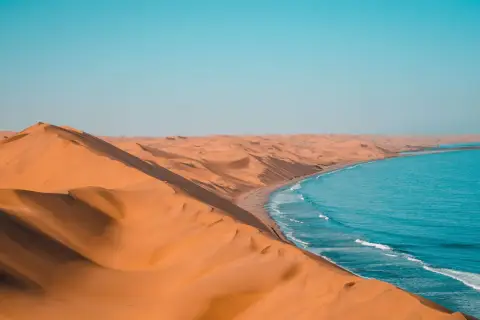Piasek i ocean w Namibii. Kiedy najlepiej lecieć do Namibii? Odpowiedź znajdziesz, podziwiając te krajobrazy.