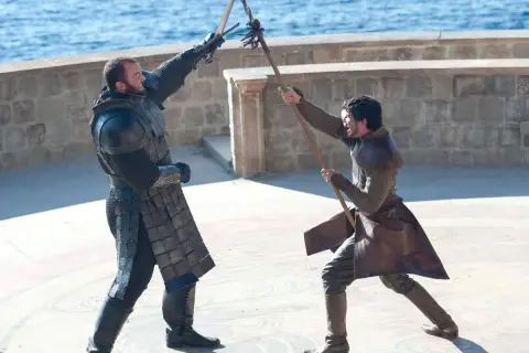 Oberyn Martell z "Gry o tron" w walce na śmierć i życie. Jego przeciwnik w ciężkiej zbroi.