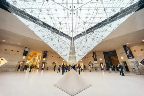 Menschen im Louvre-Museum, Paris, unter der Glaspyramide. Hier ist die Mona Lisa in echt zu sehen.