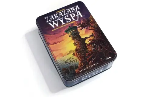 Pudełko gry planszowej "Zakazana Wyspa" z wieżą zegarową i palmami na tle zachodzącego słońca. Przygoda czeka!