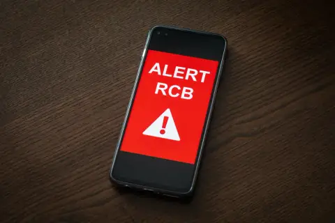 Telefon wyświetla komunikat "ALERT RCB" i symbol ostrzeżenia. To sygnał, że podniesiono stopnie alarmowe.