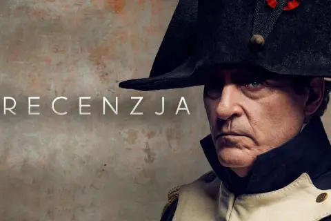 Napoleon recenzja filmu: zbliżenie na twarz aktora w historycznym stroju, z widocznym napisem "RECENZJA".