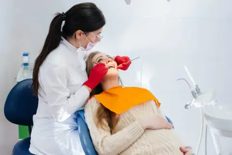 Dentysta po porodzie: Kiedy i jak bezpiecznie zadbać o zęby?